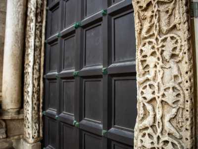 Le decorazioni sono doviziosissime, soprattutto sugli stipiti sinistro e destro arricchiti da uccelli, cerbiatti, colombe, grifi, capri e tortore